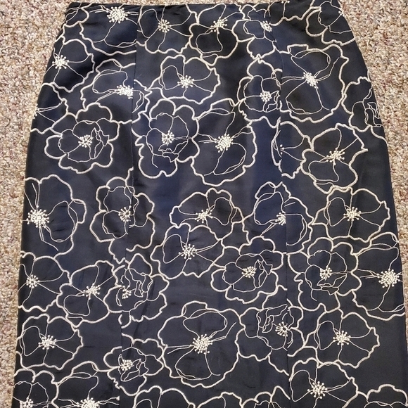 TRIO New York Black Silk Embroidered Skirt Size 6 - Picture 1 of 6